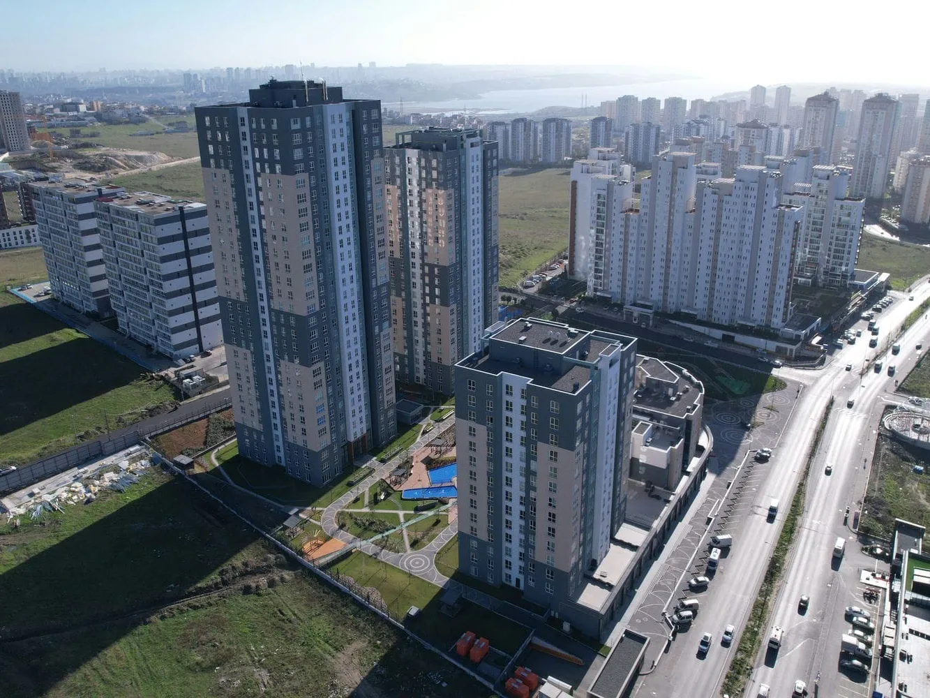 Kulelerin ve yerleşkenin geniş açıdan görünümü