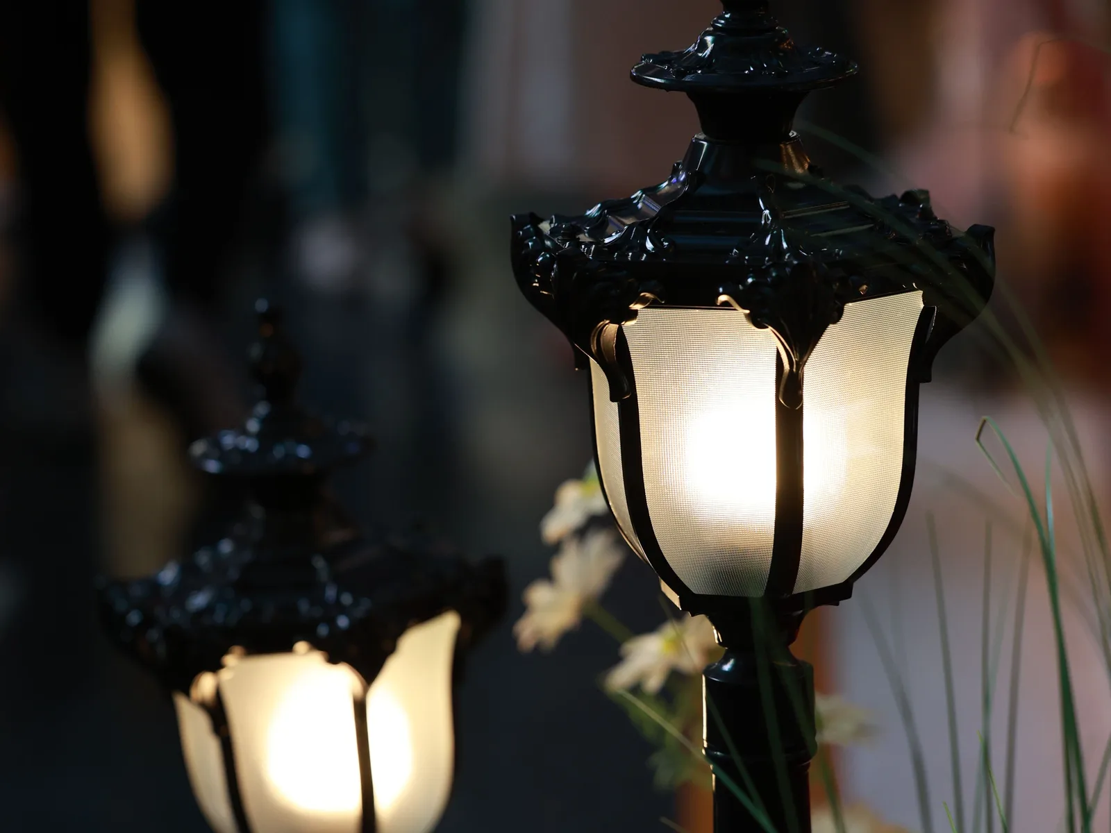 Gece aydınlatılmış bahçe lambaları