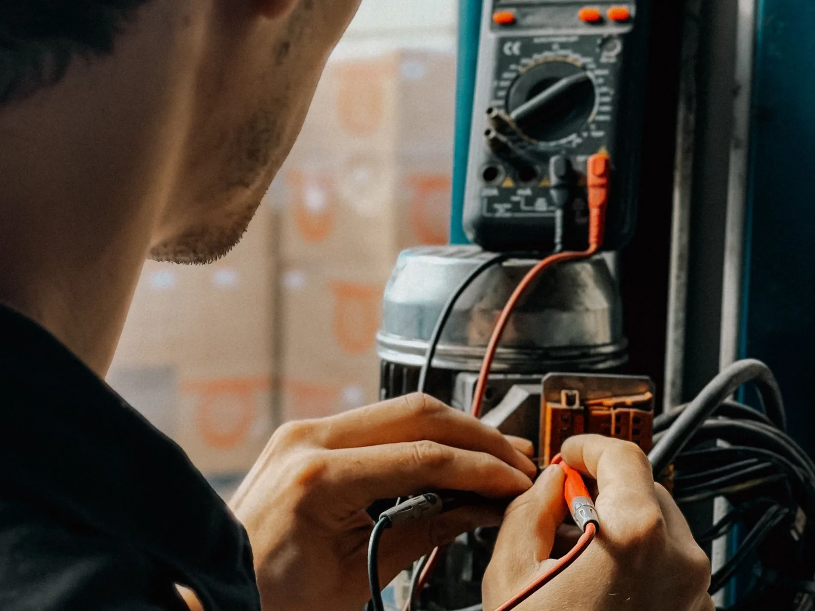 Elektrik panosunda ölçüm yapan test cihazı