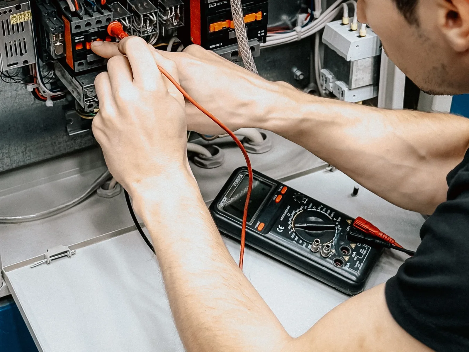 Elektrik panosunda arıza tespiti yapan bir elektrik ustası