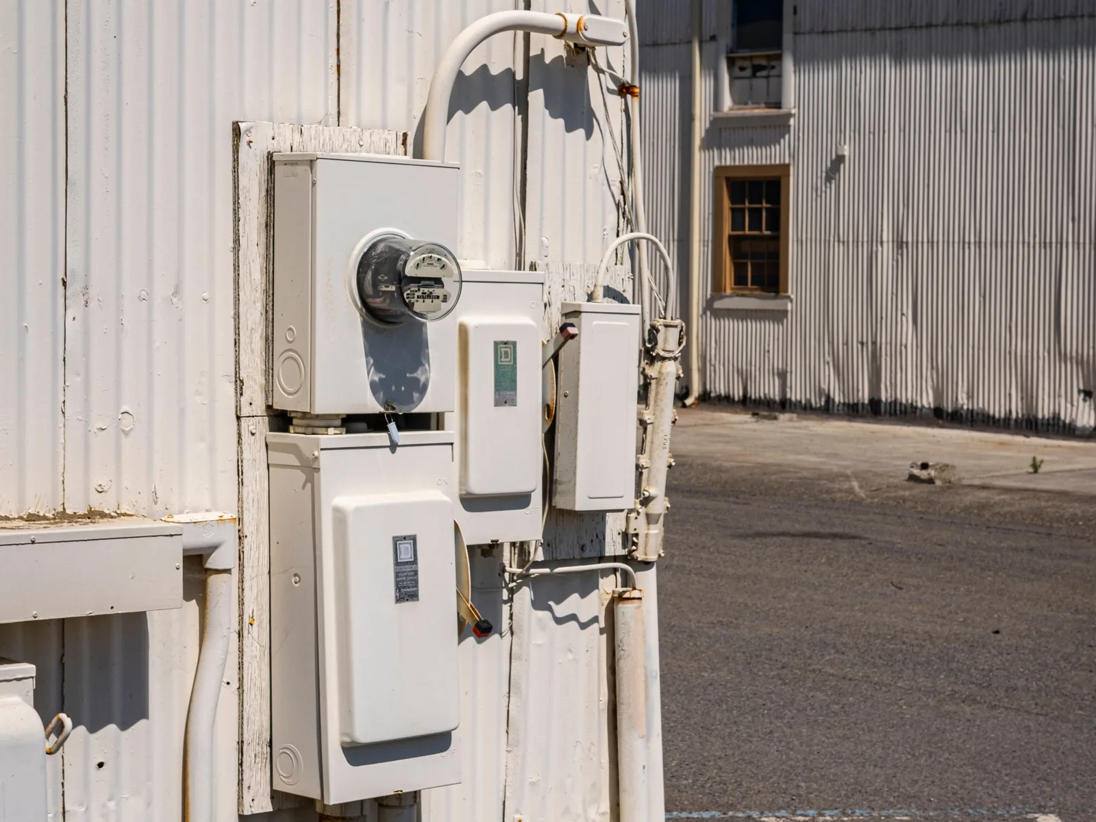 Bir yapının dışına monte edilmiş elektrik sayaç ve şalter kutuları