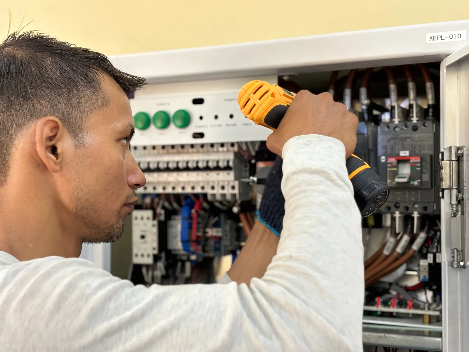Elektrik panosu üzerinde montaj yapan bir usta