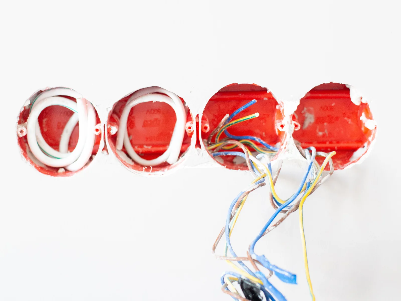 Duvar içinde yeni döşenmiş elektrik kablolaması
